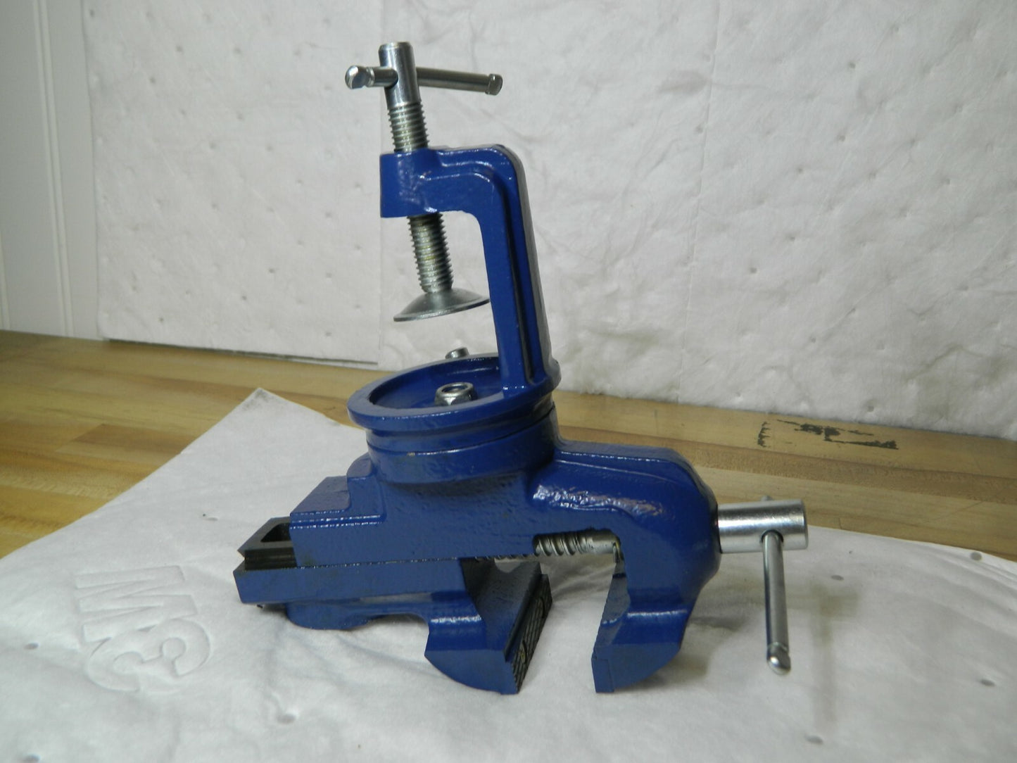 Gibraltar Cast Iron Swivel Bench Vise 2-1/2" Jaw 2-1/2" Opening 1-5/8" Throat