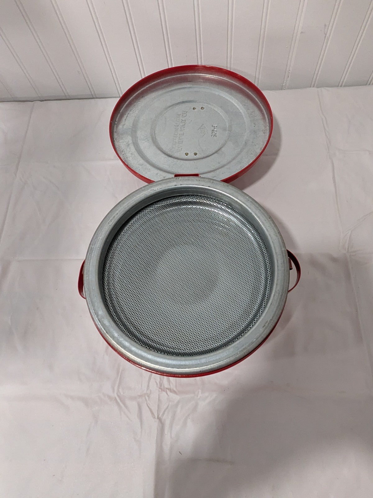 Eagle 2 Quart Capacity, Coated Steel, Red Bench Can B602 SMALL DENTS