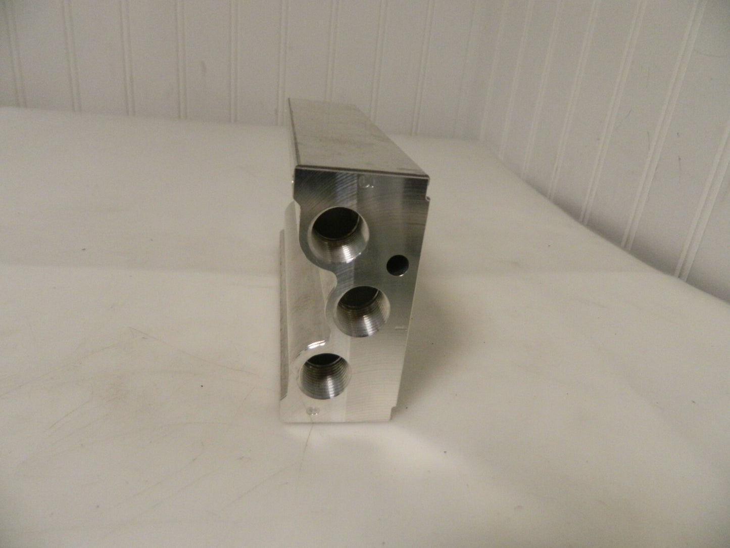 Jupiter 1/4" In 3/8" Out Manifold 120°F Max 145 Max PSI 6 Outlet 70140