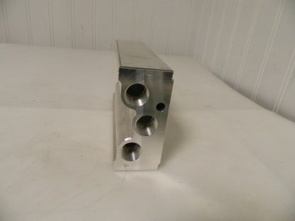 Jupiter 1/4" In 3/8" Out Manifold 120°F Max 145 Max PSI 6 Outlet 70140