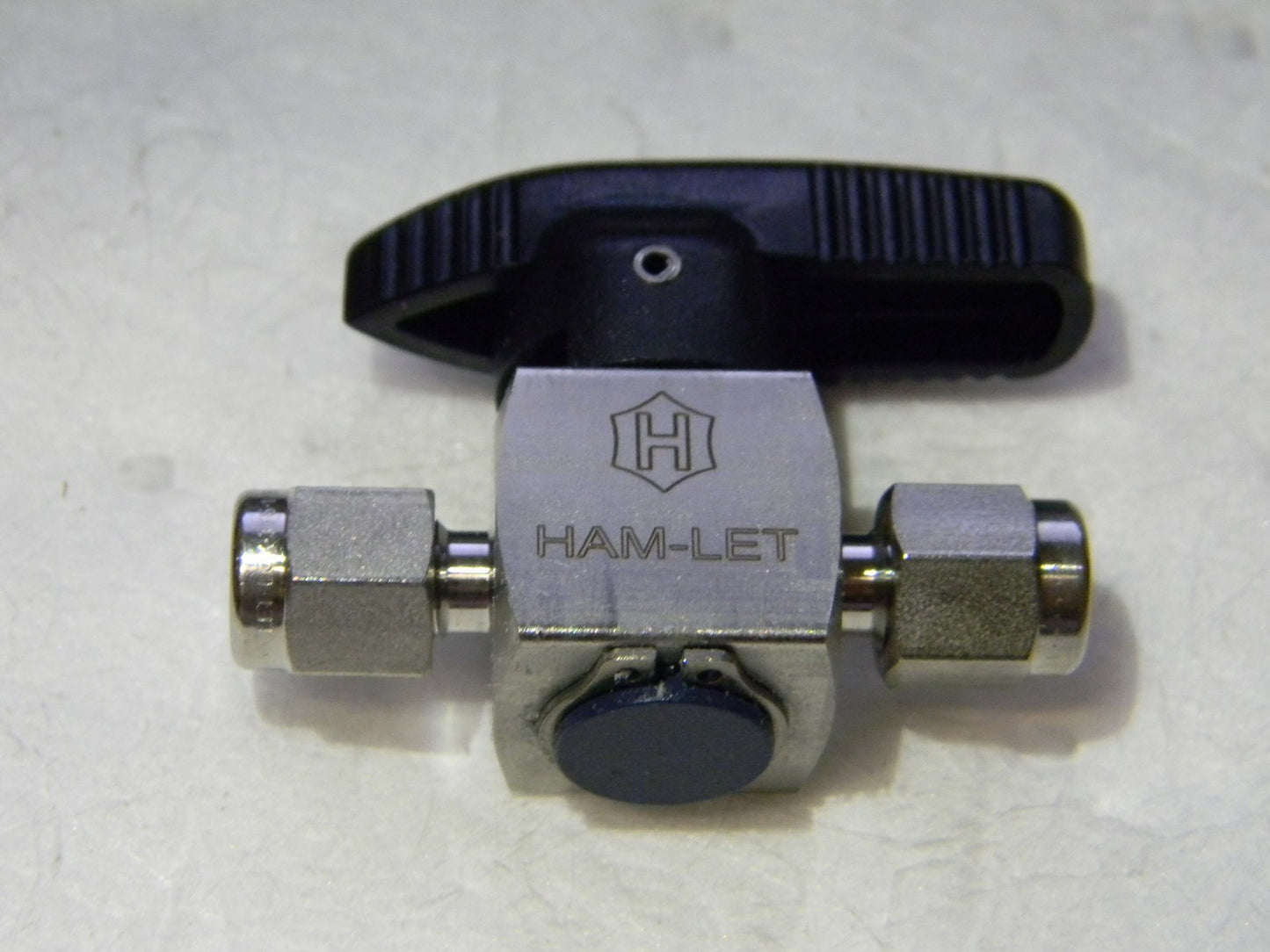 Ham-Let 1/8" Pipe 3,000 psi One Way Instrumentation Plug Valve  3208513