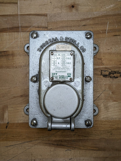 Russellstoll Explosion Proof Interlocking Receptacle w/ Cap 220/575VAC 4240FC