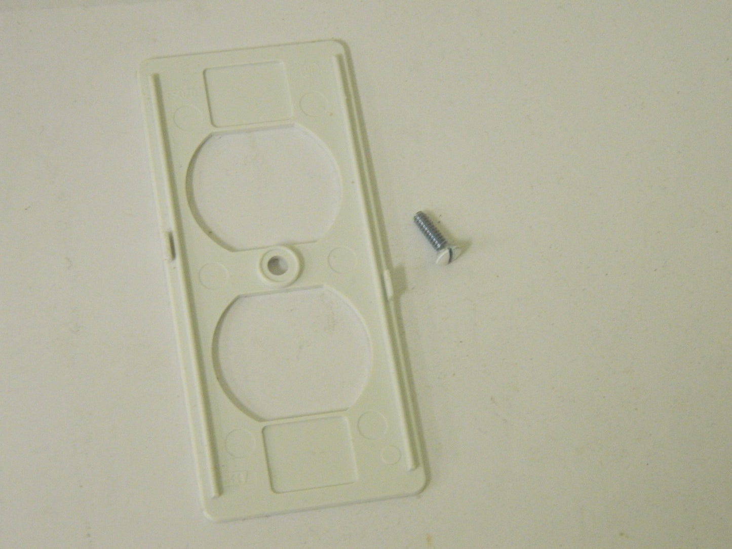 Wiremold Duplex Receptacle Faceplate 4-1/4" X 1-7/8" Qty. 50 5507D-WH