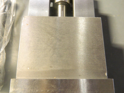 2 Station Machine Vise: 4″ Jaw Opening, Horizontal, Stationary Base 428-12601