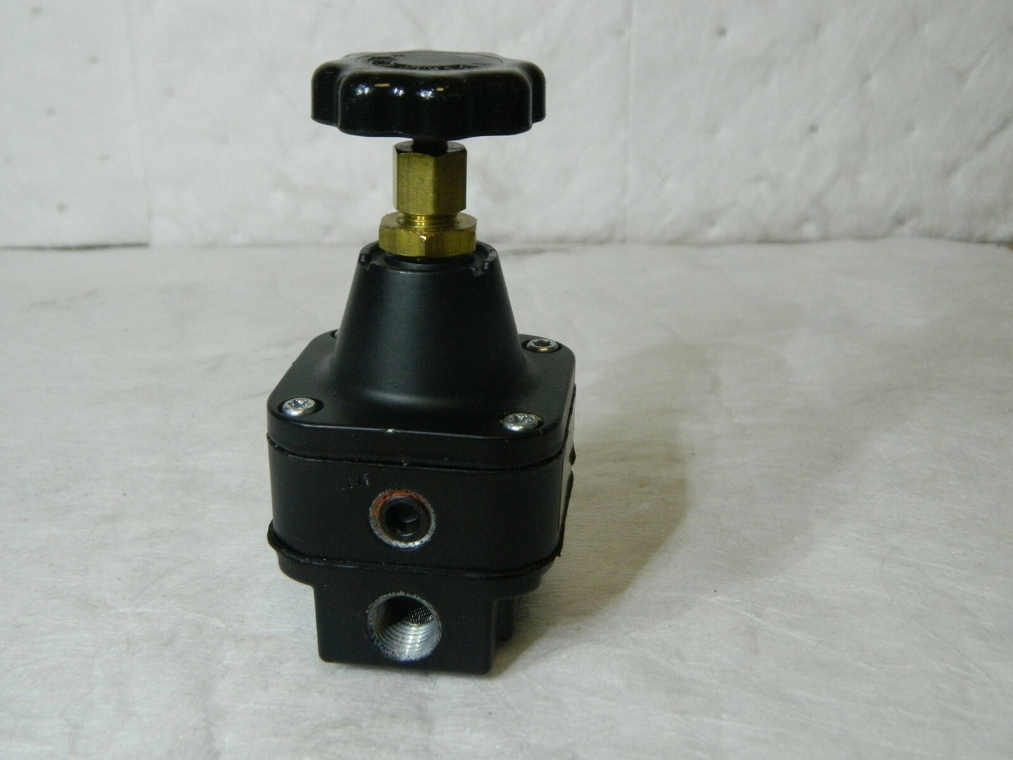 Norgren 1/4 NPT 3 - 150 psi Precision Constant Bleed Zinc Regulator 11-018-110