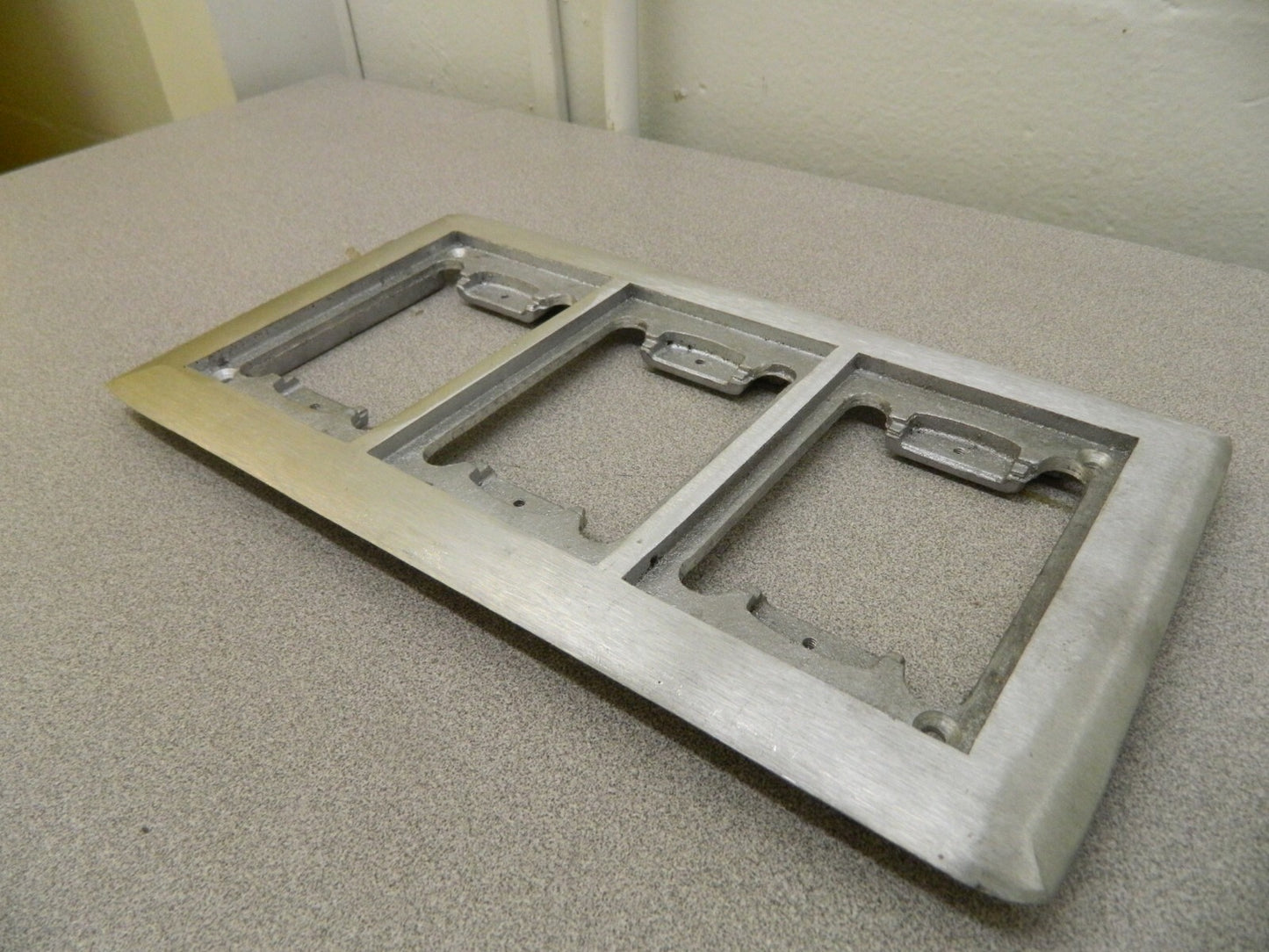 Thomas &amp; Betts Carpet Plate for Floor Boxes 3-Gang 10-5/8" x6-1/8"