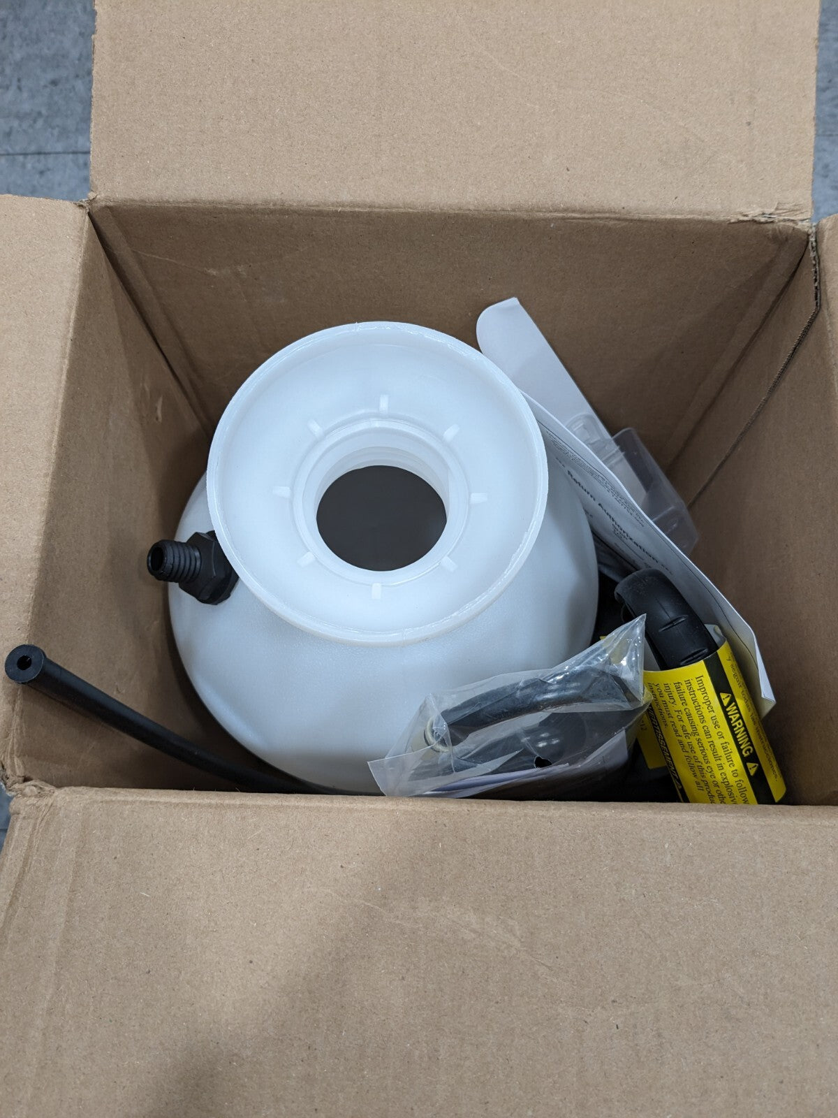 CHAPIN 2 Gal Garden Hand Sprayer Polyethylene Tank 29002