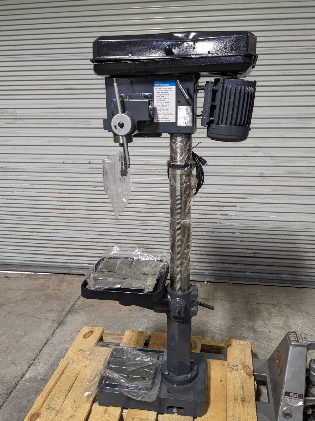 Dake Floor Drill Press 18" Swing 3MT 68 - 1380 RPM 1.5 HP 110v 977701V Dama