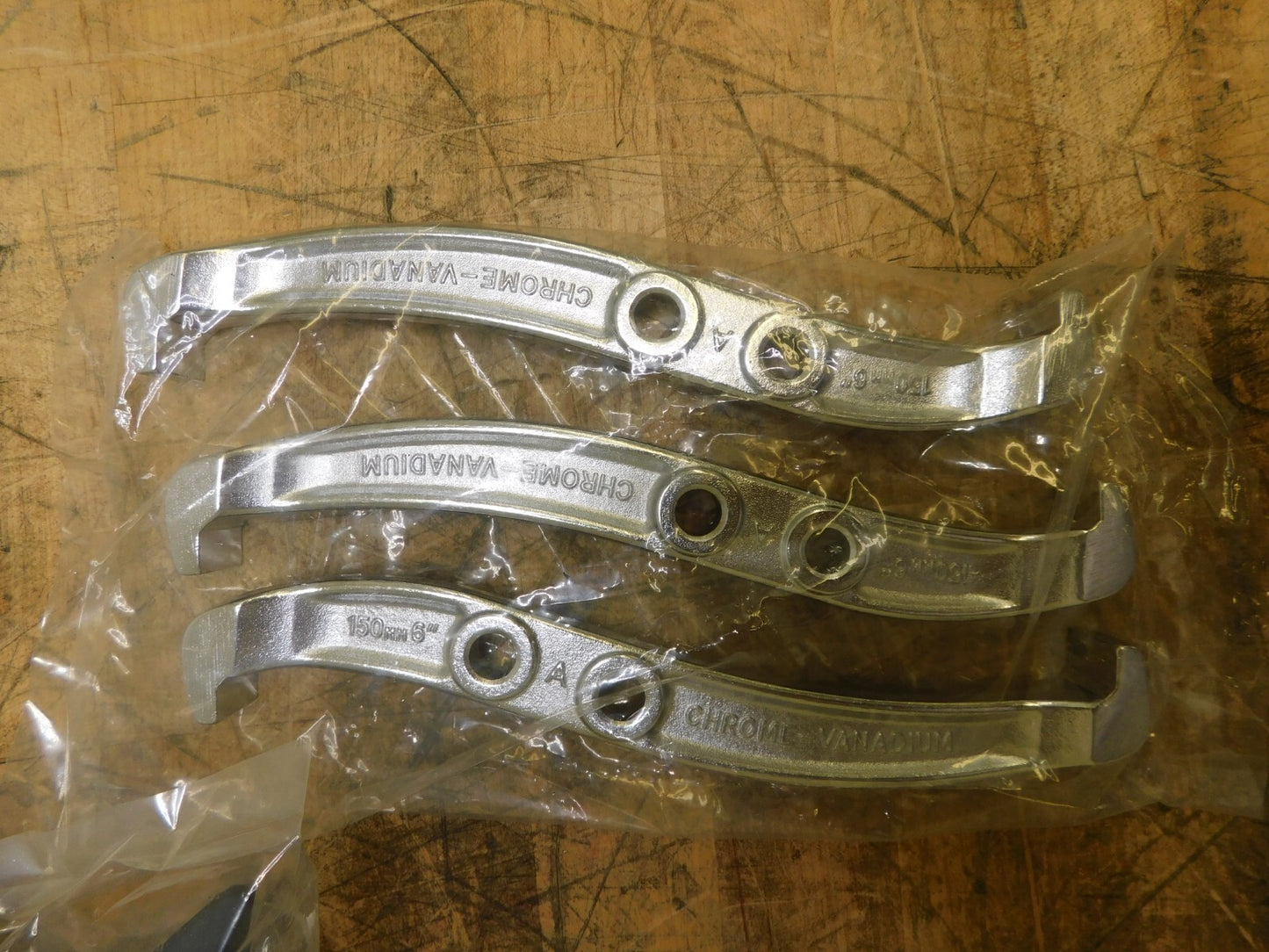 Pro-Grade Gear Puller 2-1/2" to 6" Spread 7-1/2 Ton Cap 111.230000205