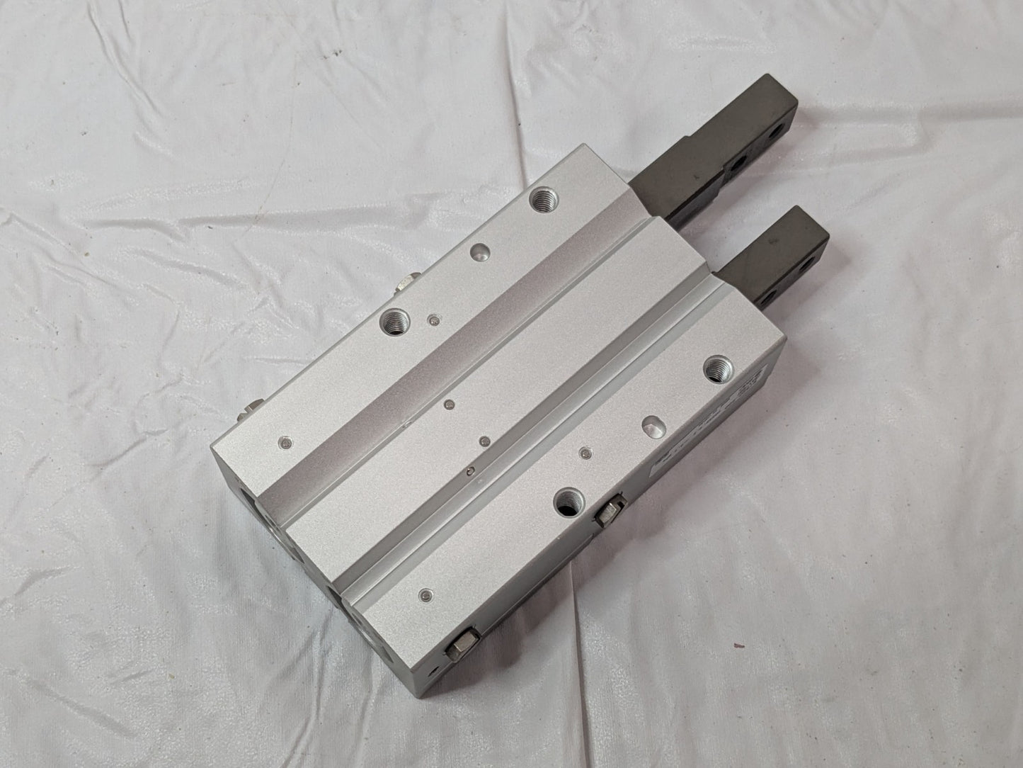 SMC Slider Guide Cylinder 2-Finger Escapement 20x20mm Stroke MIW20-20D