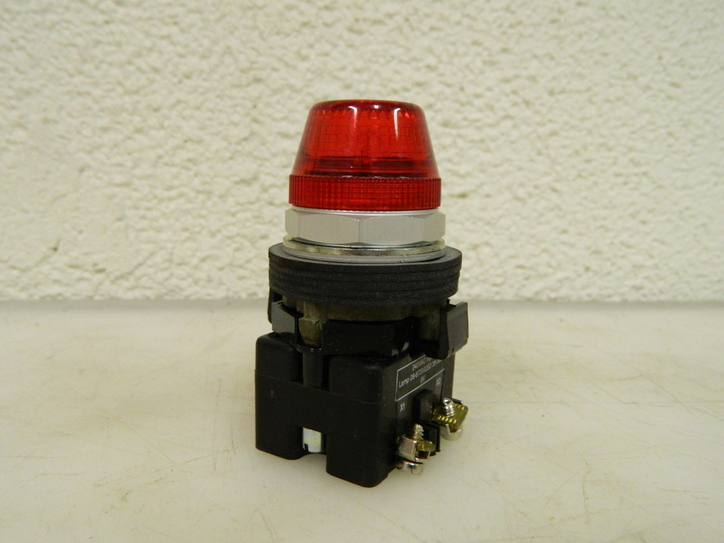 Eaton Cutler-Hammer 30-1/2mm Mount Hole Pushbutton Switch HT8HBRT2