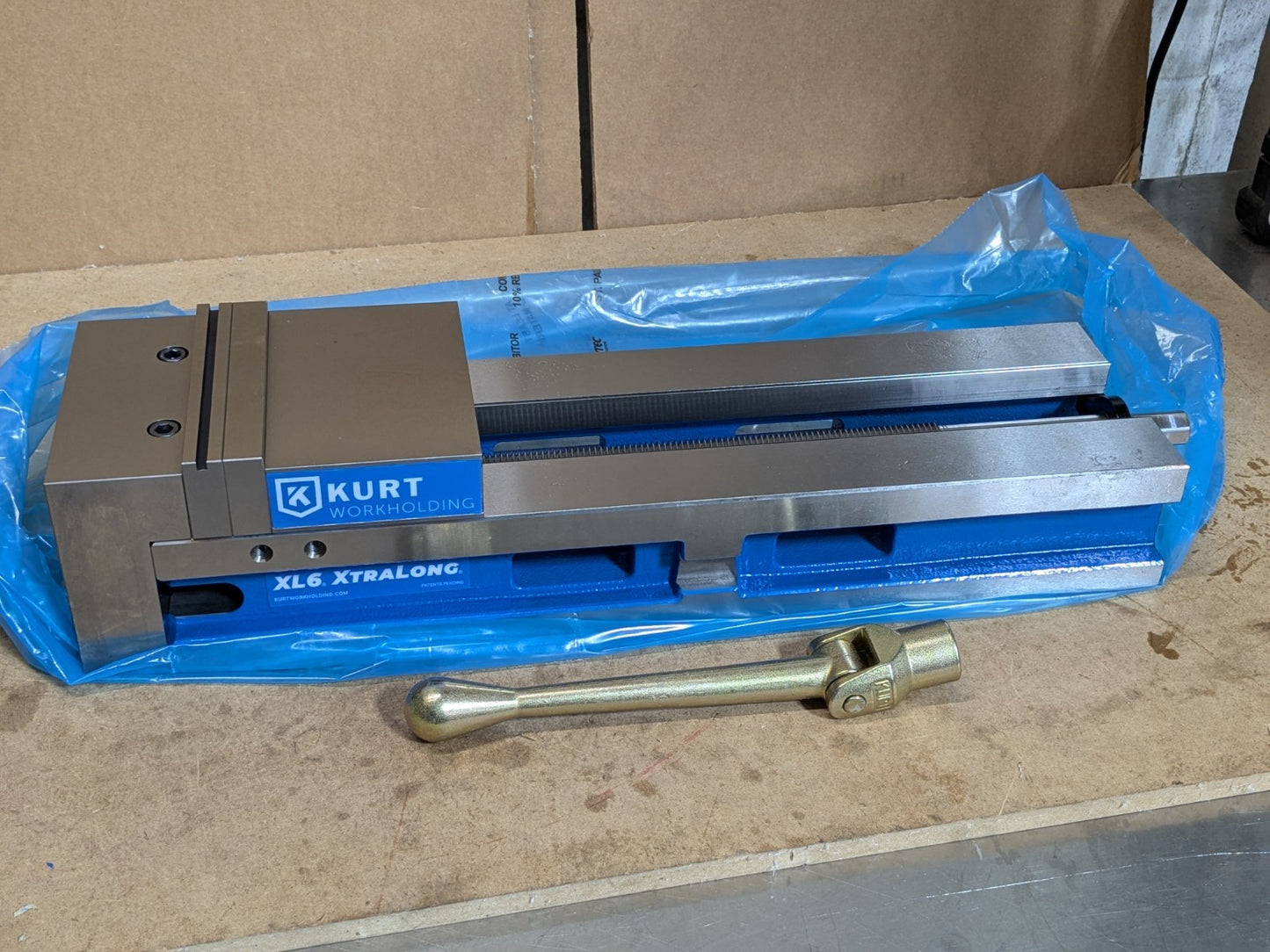 Kurt Extra Capacity Manual Machine Vise 6" Jaw Width 14" Opening XL6