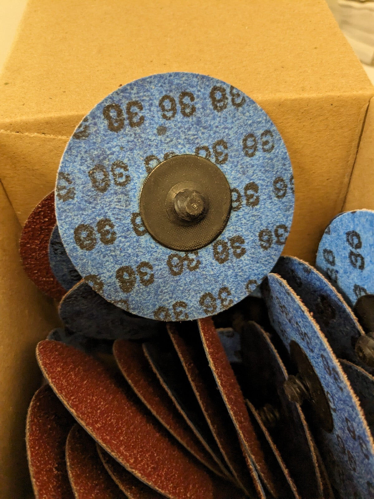 TRU-MAXX Quick-Change Disc 50pk: TR, 3" Dia, 36 Grit, Aluminum Oxide 69957323726