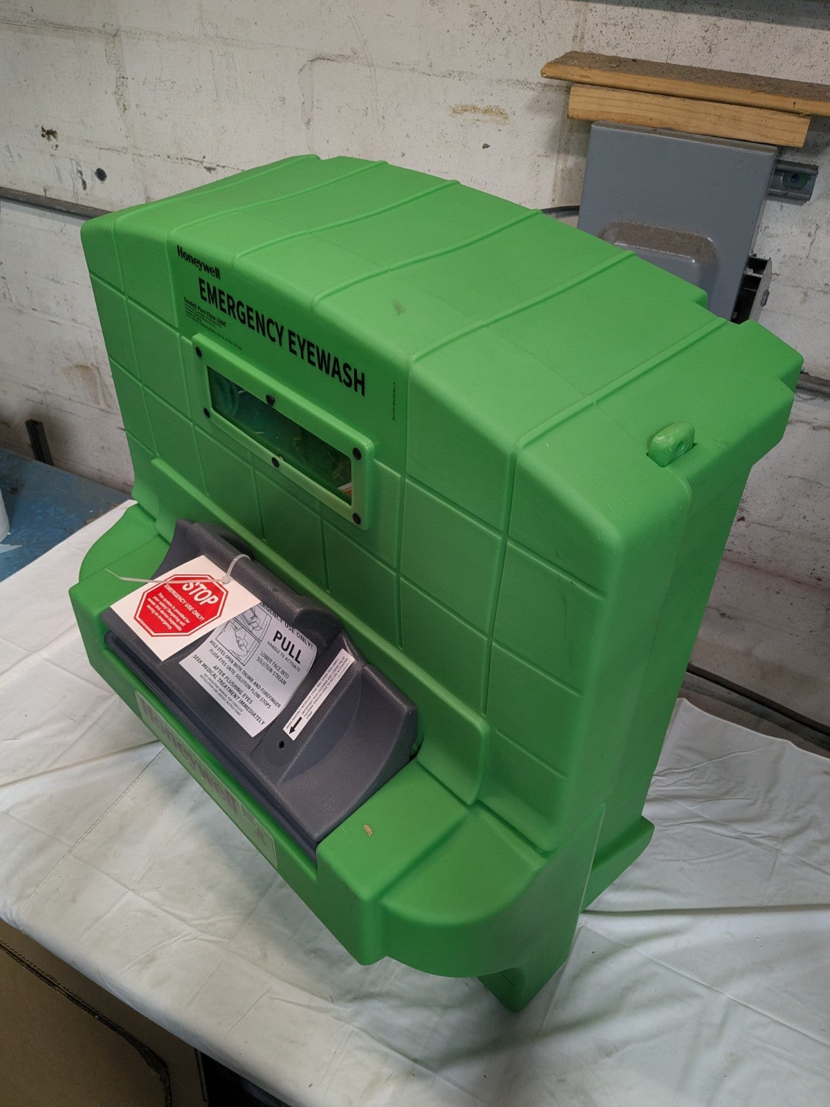 Honeywell Fendall Pure Flow 1000 Emergency Eyewash Station 7 Gallon 0.4 GPM