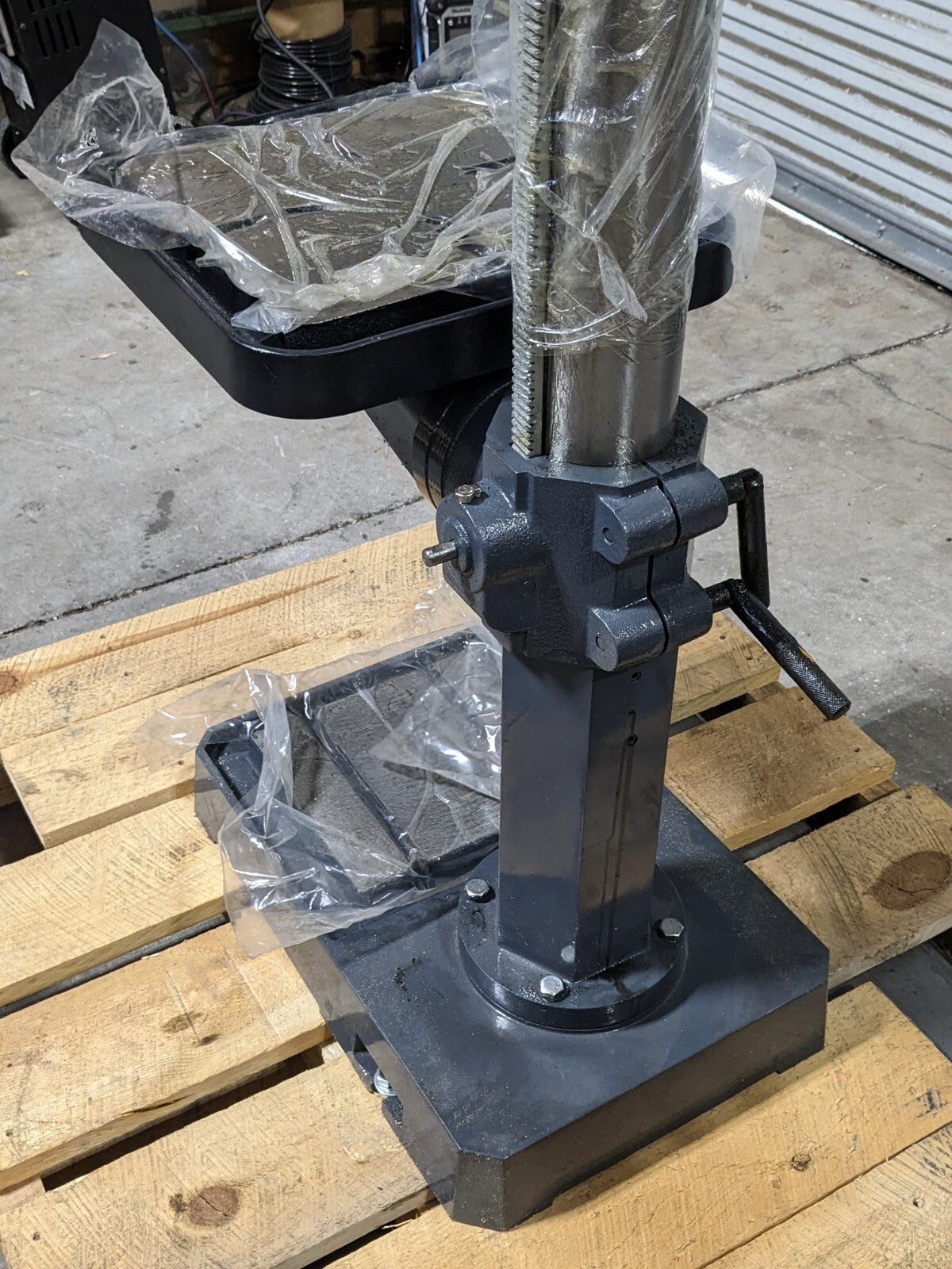 Dake Floor Drill Press 18" Swing 3MT 68 - 1380 RPM 1.5 HP 110v 977701V Dama