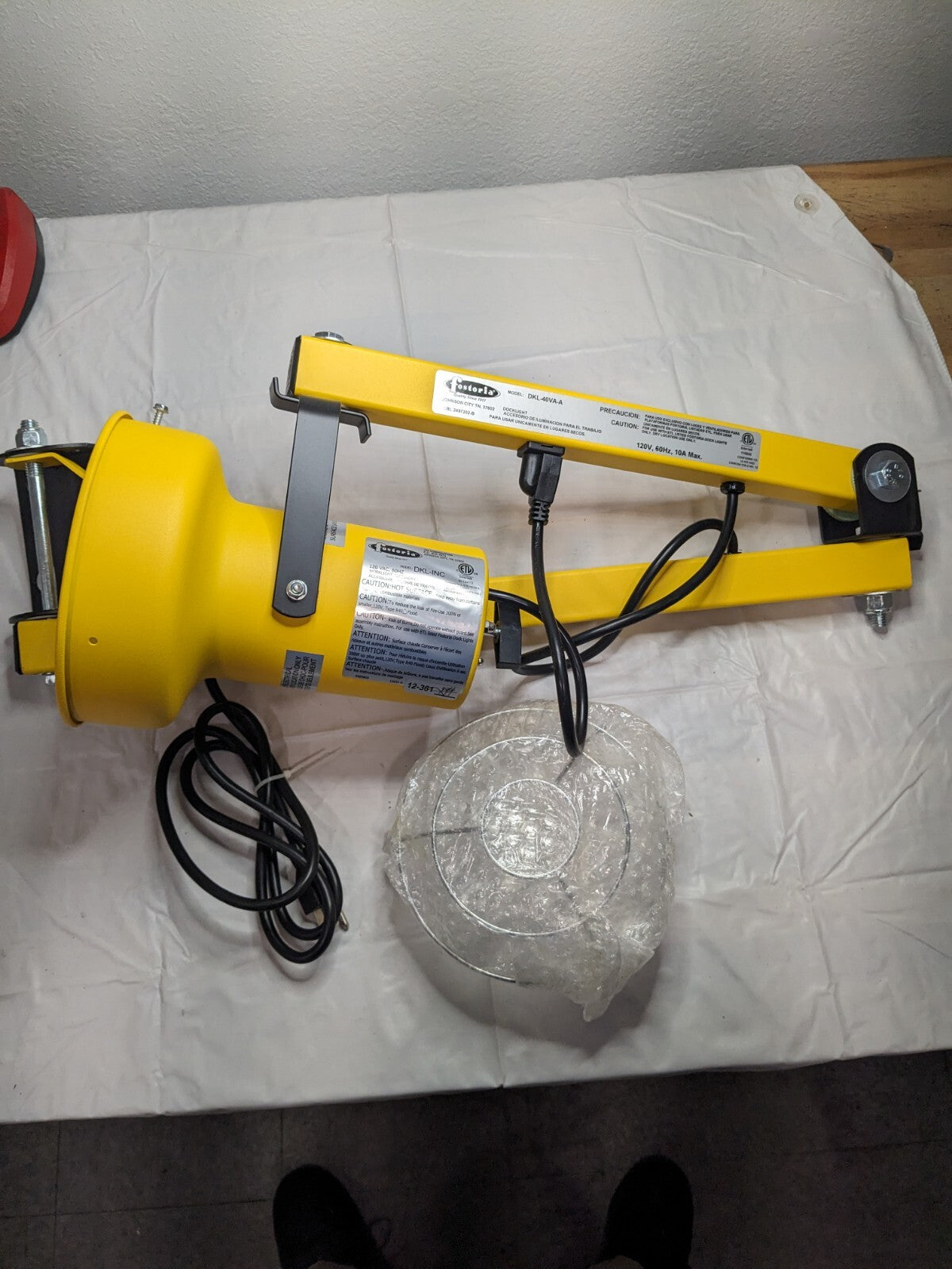 FOSTORIA Task Light: Incandescent, 40 Reach, Pivot Arm, Bracket DKL-40VA-A