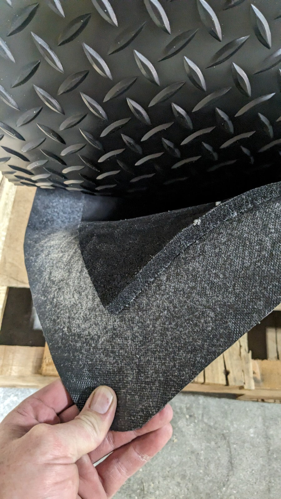 WEARWELL Anti-Fatigue Mat 75 x 3' Vinyl Beveled Edges Raised Diamond Surfa