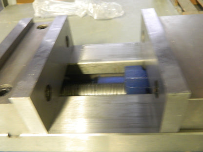 2 Station Machine Vise: 4″ Jaw Opening, Horizontal, Stationary Base 428-12601