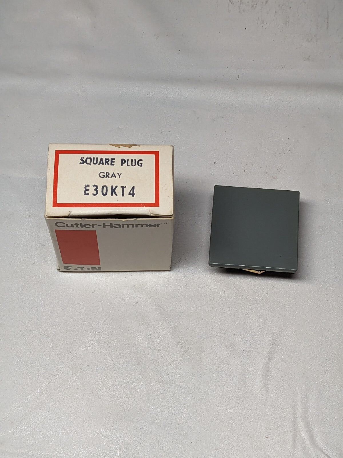 Cutler-Hammer Gray Square Plug E30KT4