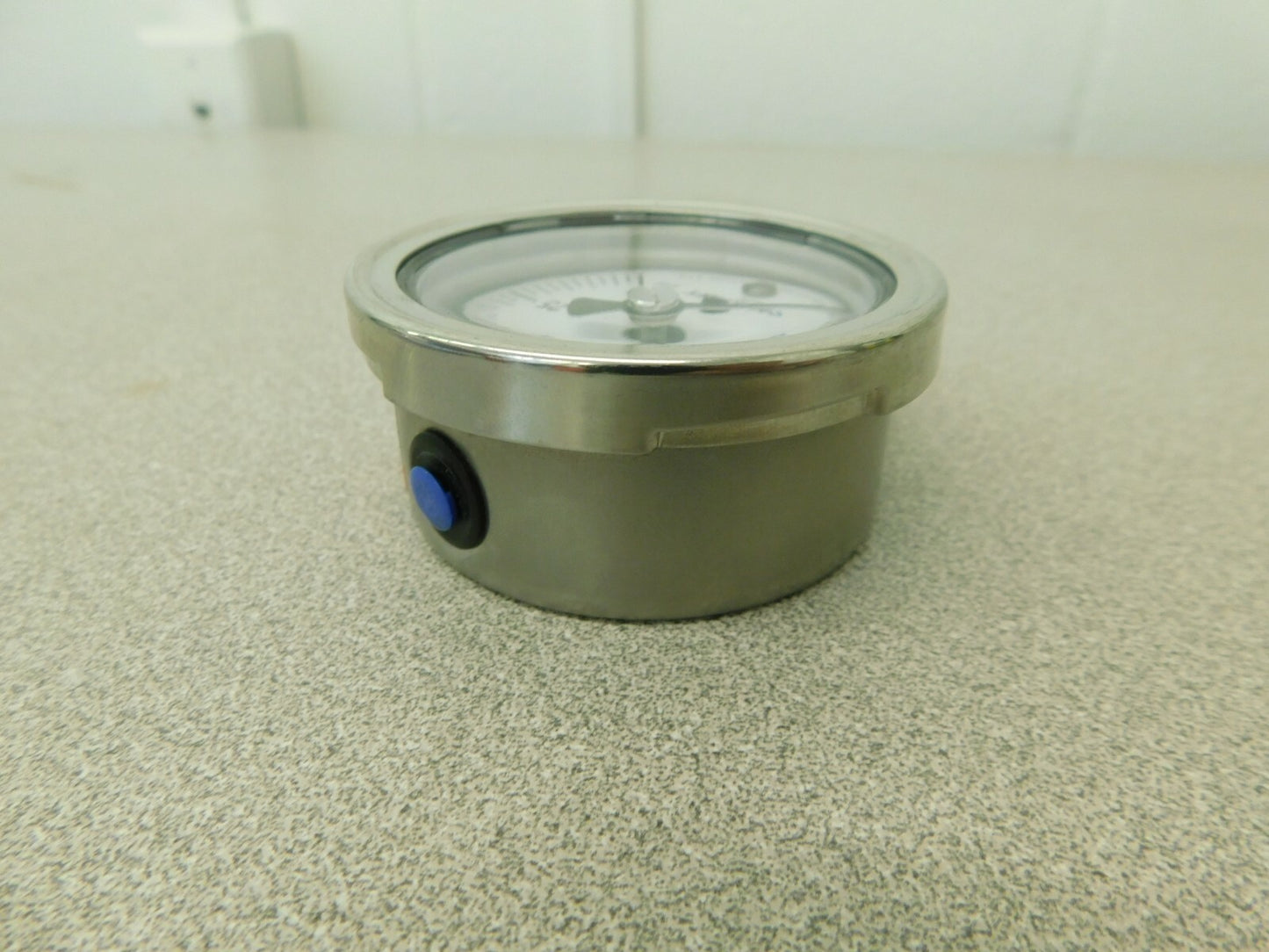Ashcroft Analog Pressure Gauge 0-30 psi Range 2.5 Lower Mount Dry Dial 94577XLL
