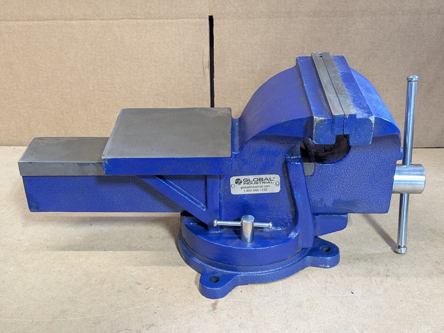 Global Industrial General Purpose Bench Vise w/ Swivel Base 8" Jaw Width