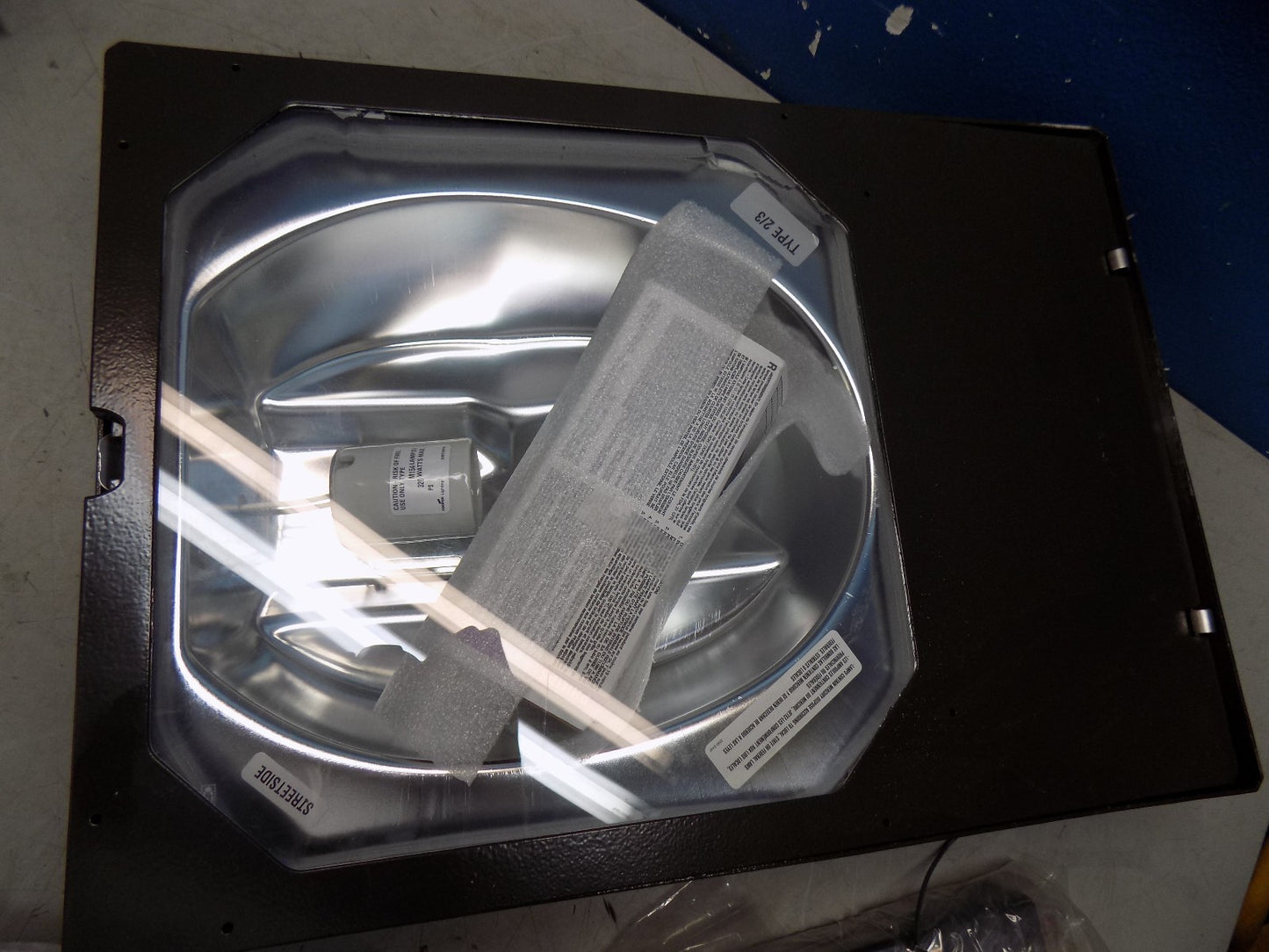 Cooper Lighting Floodlight 1 Head 120/208/240/277V 320W Pulse Start Metal Halide
