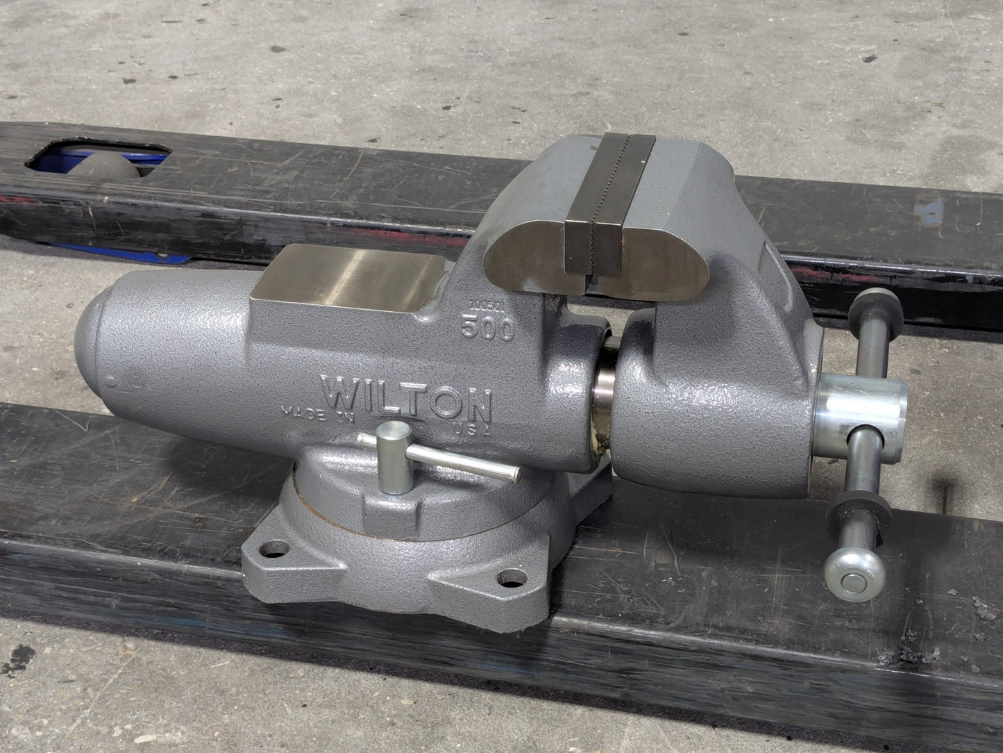 Wilton Round Channel Machinist Vise w/ Swivel Base 5" Jaw Width 8" Opening 28832