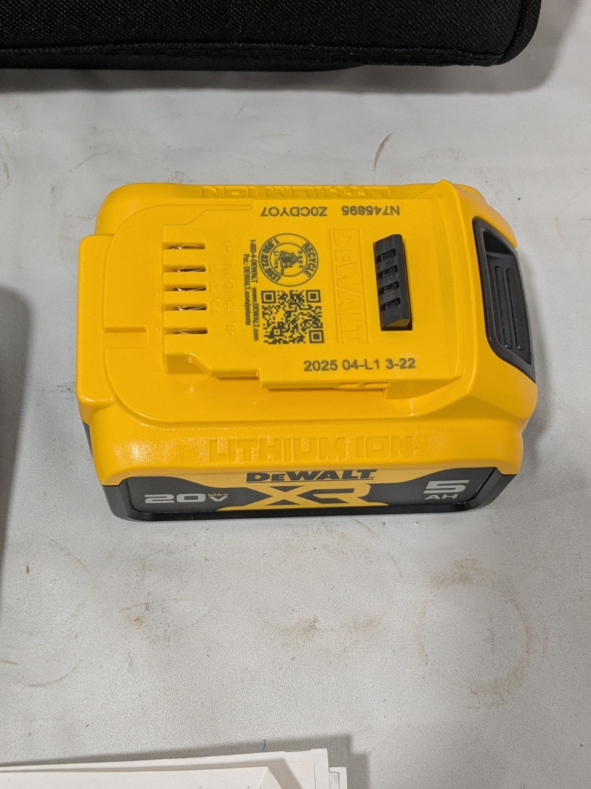 DeWALT 12V MAX/20V MAX 4 Amp Charger & 20V MAX 5Ah Battery W/ Tool Bag