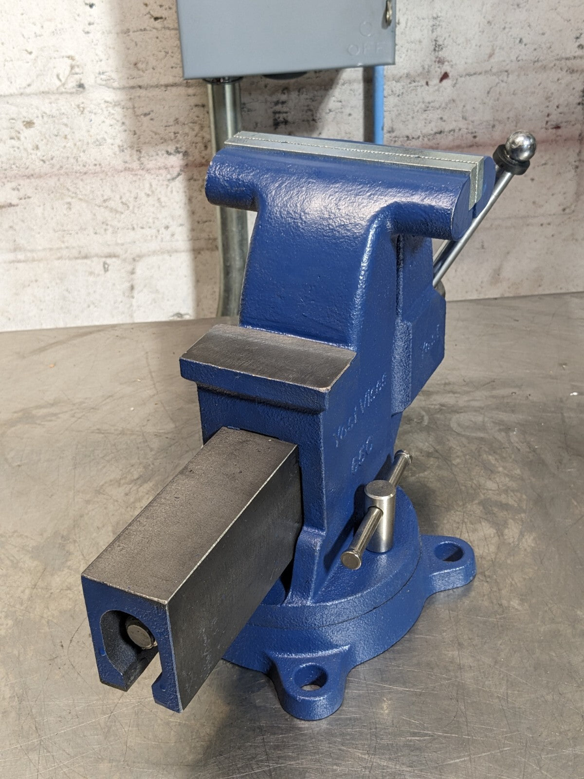 Yost Tradesman Bench Vise w/ Swivel Base and Pipe Jaws 6-1/2" Jaw Width 56398