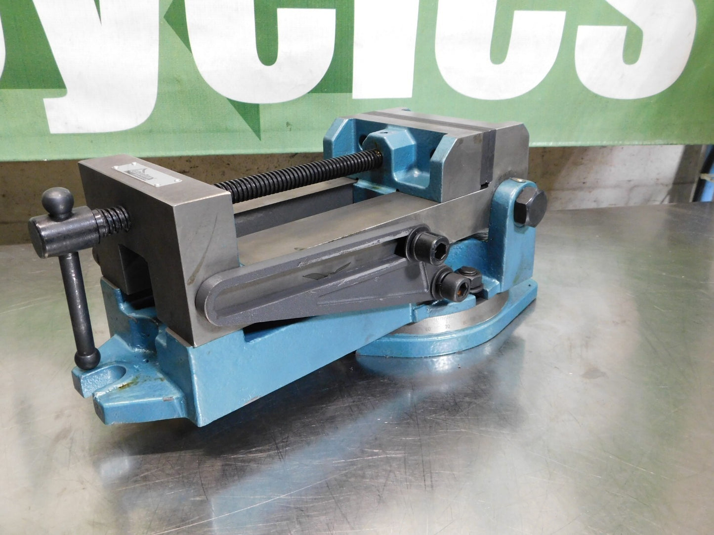 Gibraltar 6 Manual Angle Swivel Machine Vise 428-72022 DAMAGE