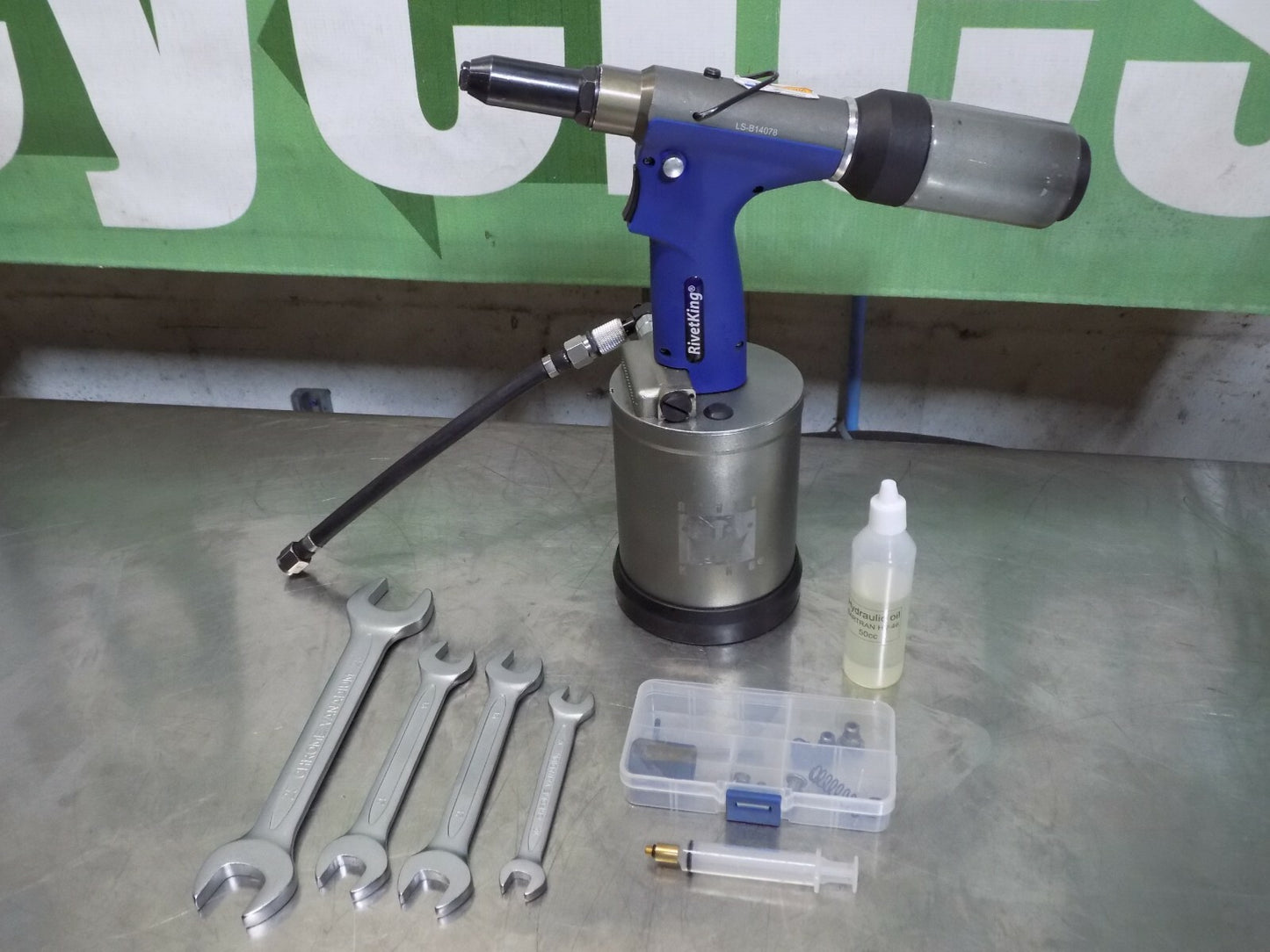 Rivet King Pneumatic Rivet Tool 1" Stroke 3400 lb Pull Force RK-8000LS Defe