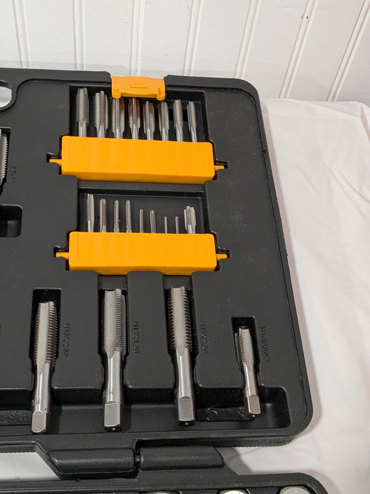 GEARWRENCH 109 Pc. SAE & Metric Ratcheting Tap and Die Set INCOMPLETE 82812