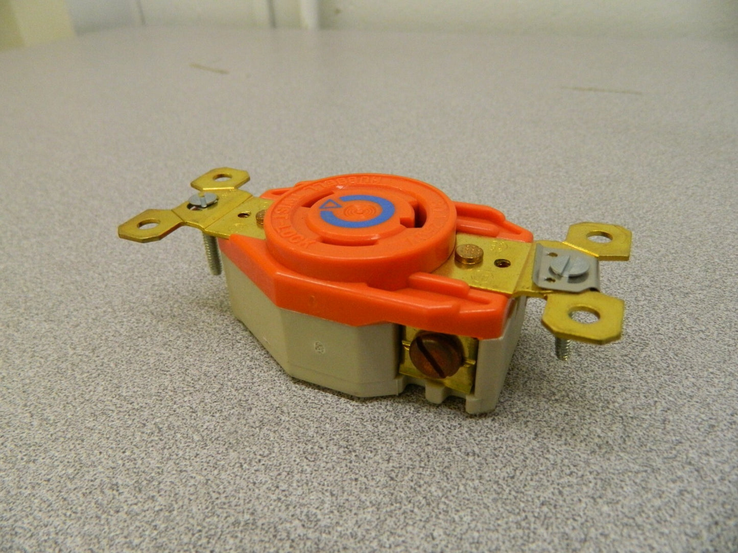 Hubbell Isolated Ground Single Receptacle Twist-Lock IG2620A