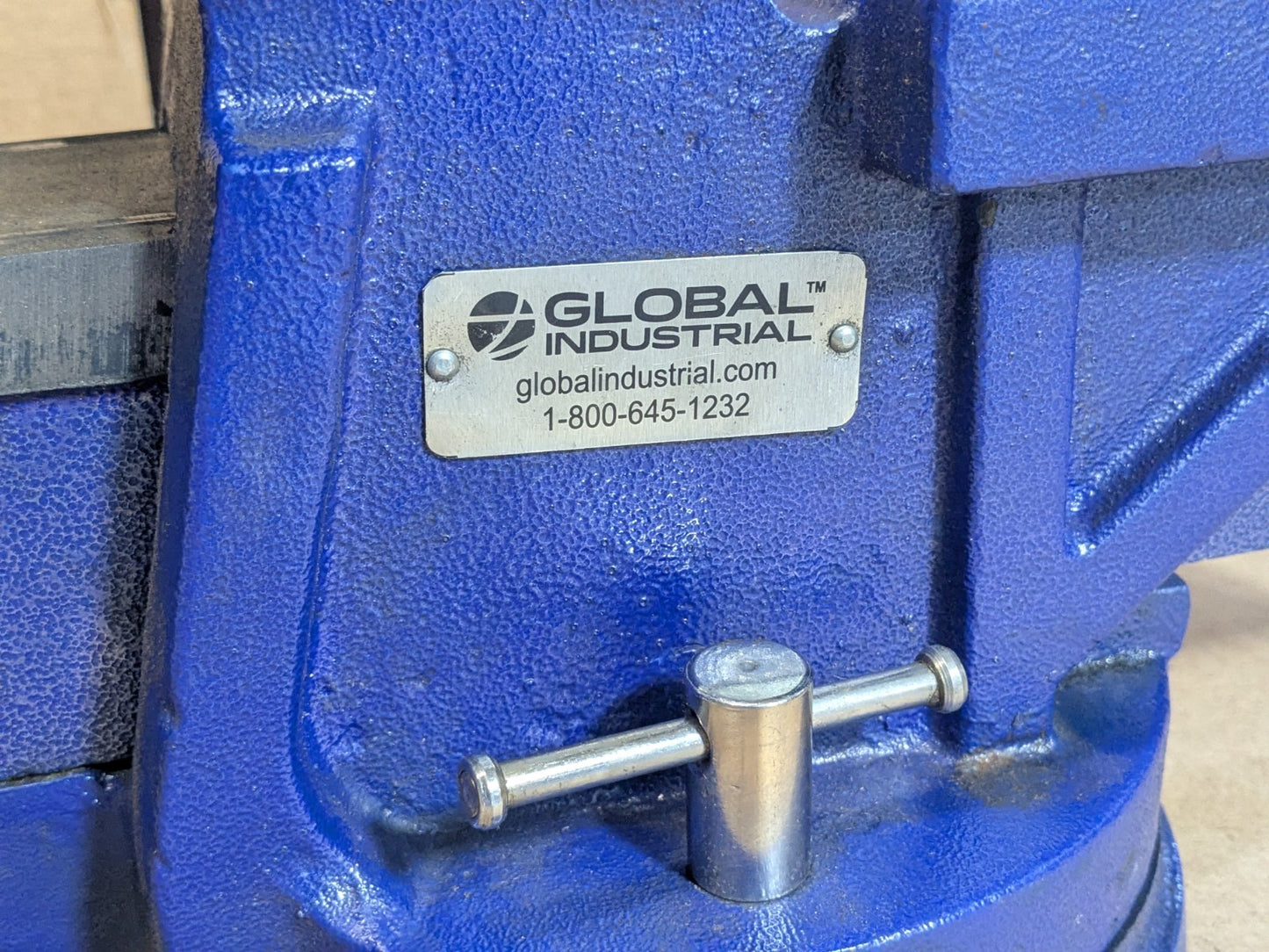 Global Industrial General Purpose Bench Vise w/ Swivel Base 8" Jaw Width