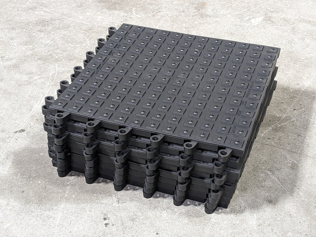 Set of 8 Wearwell Ergodeck Interlocking Anti-Fatigue Mat 18" x 18" Tiles