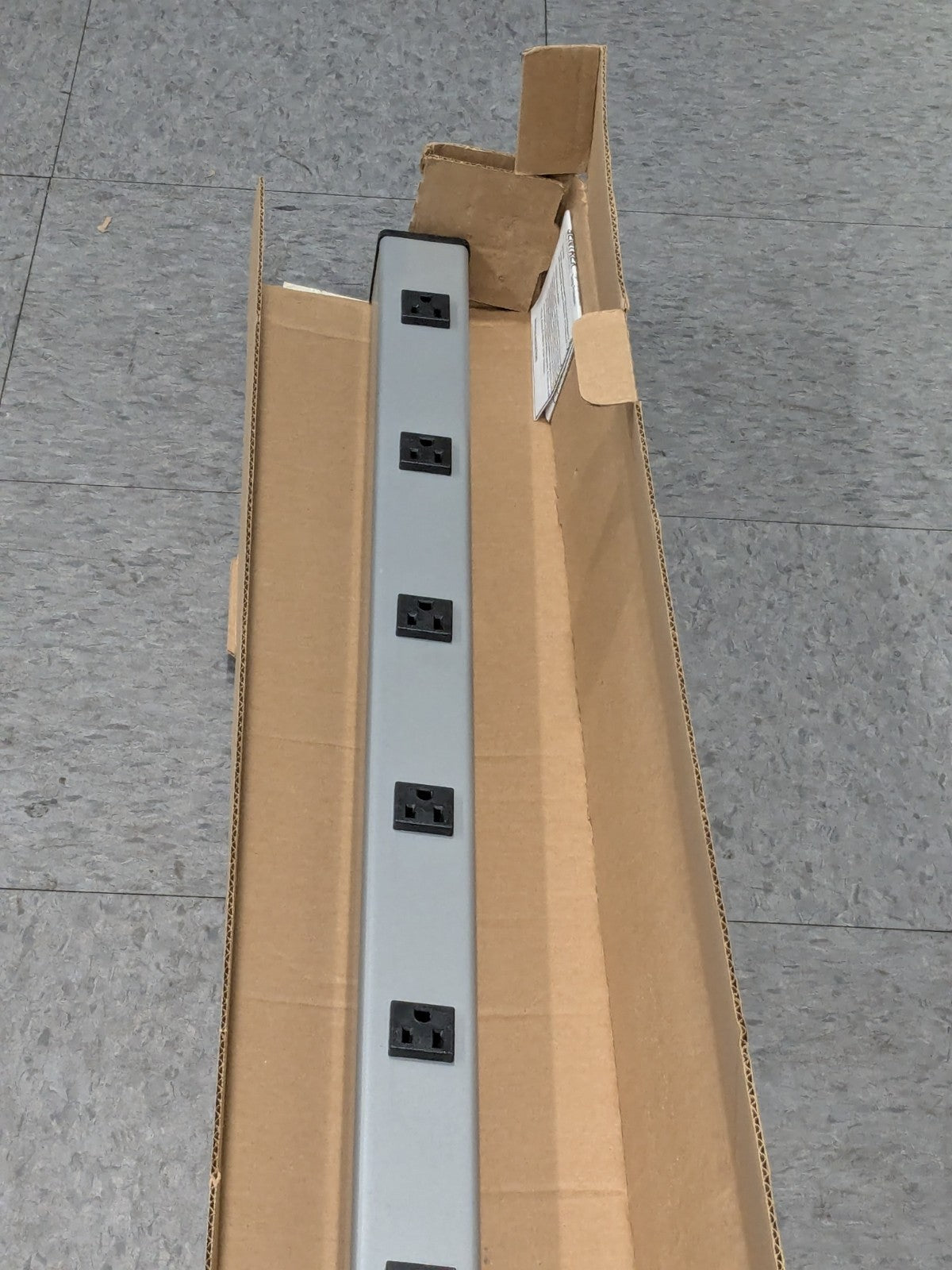 Wiremold Power Outlet Strip 8 Outlets, 120 Volts, 15 Amps, 6' Cord UL401BC