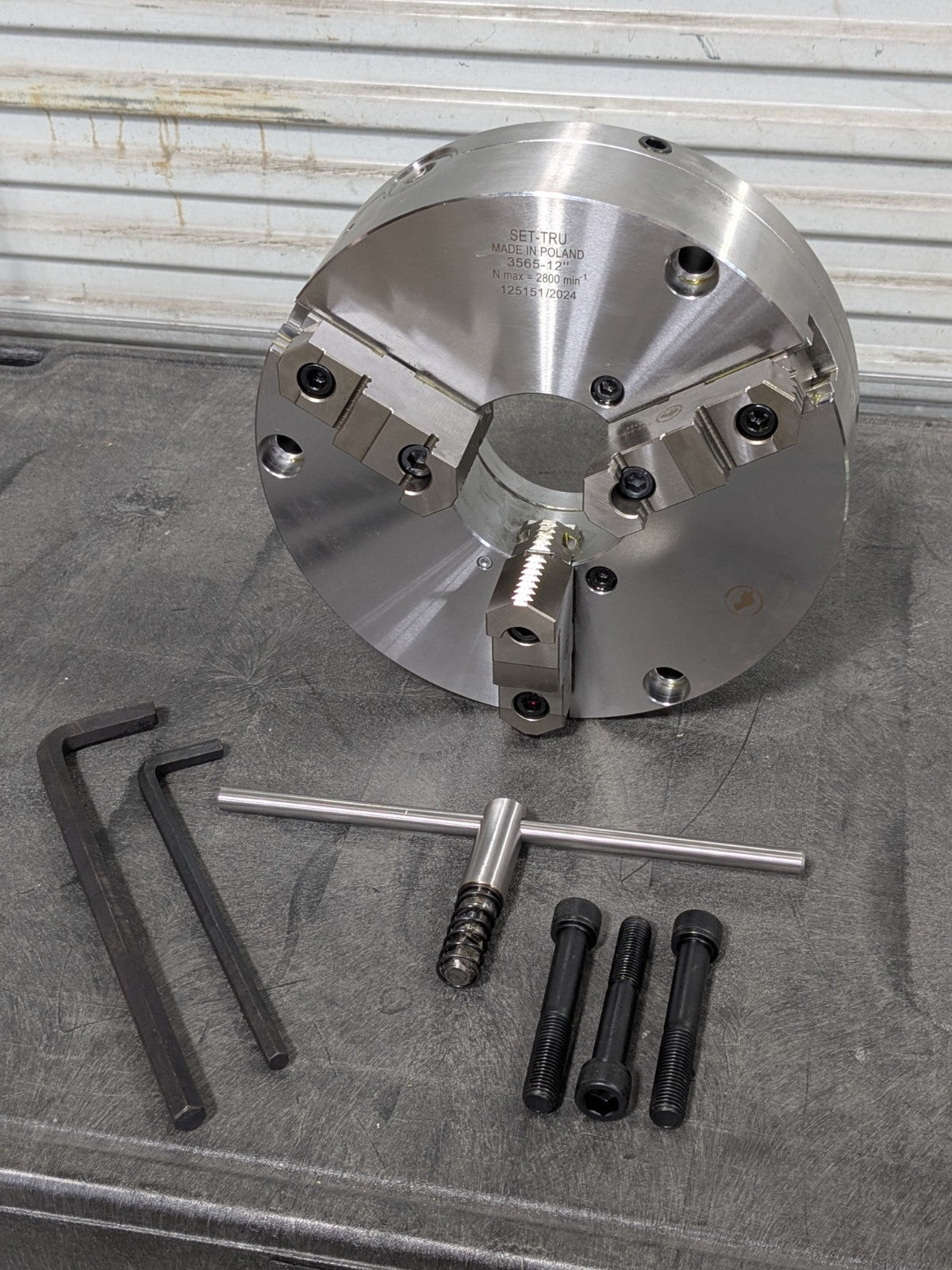 Bison Manual Lathe Chuck 3-Jaw Self Centering 12" Diameter Plain Back 7-866