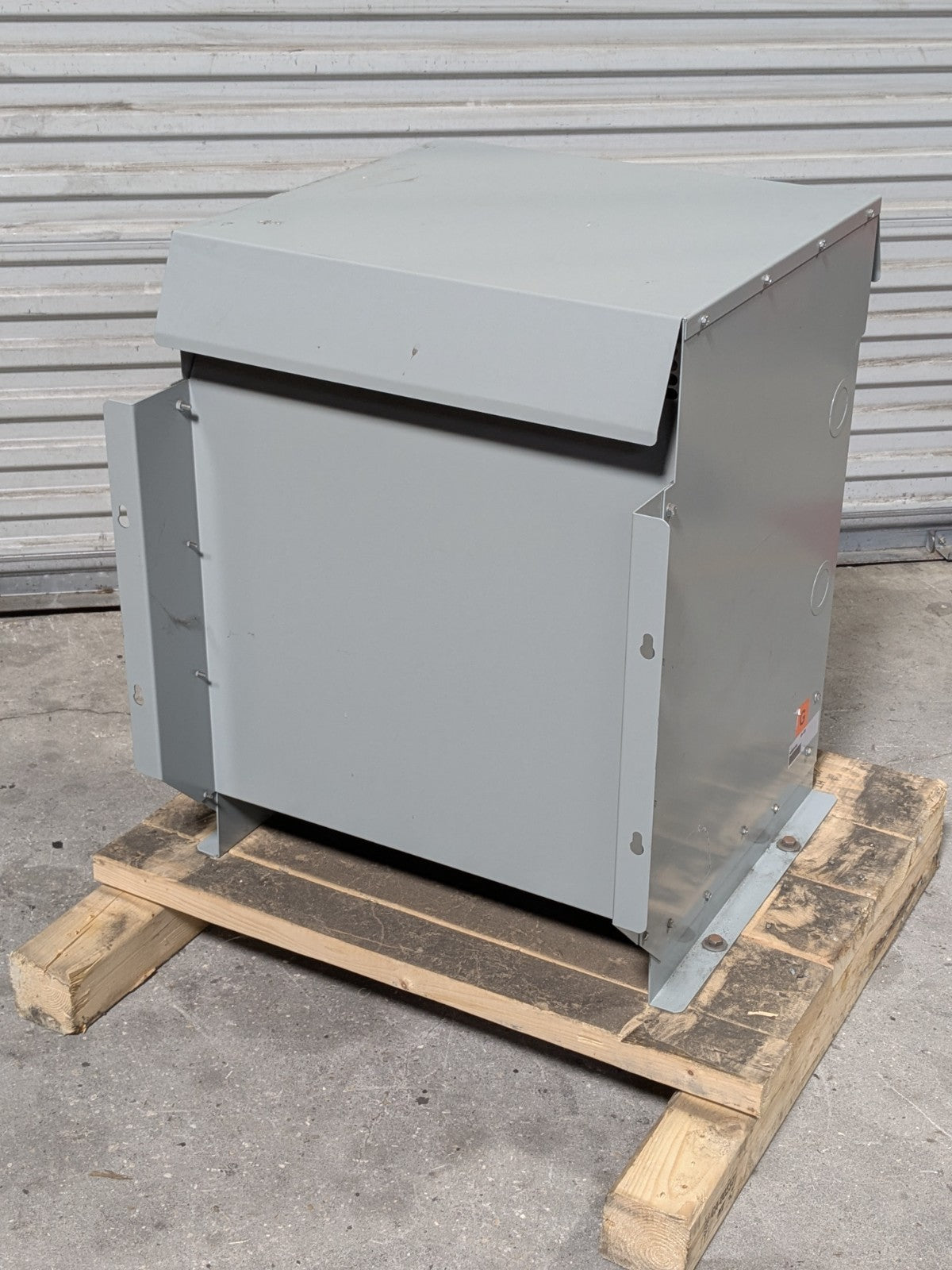 Hammond 51kVA Dry Type Drive Isolation Power Transformer 3 Ph 575V DM051NH