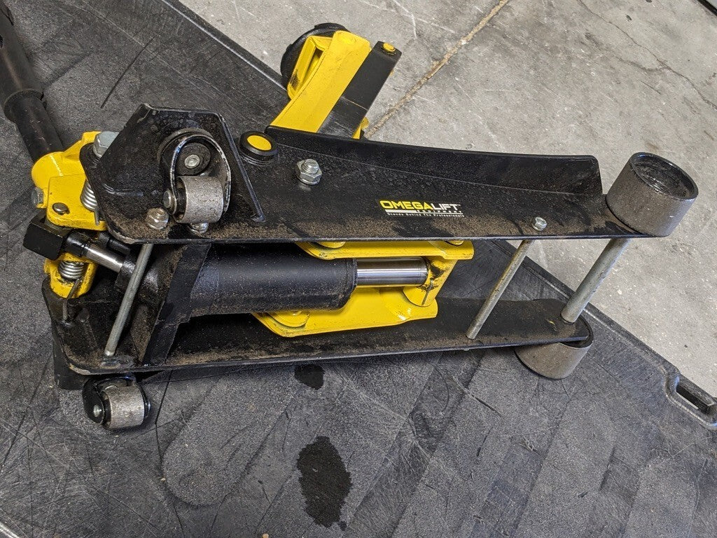 OMEGA LIFT EQUIPMENT 3.5 Ton Capacity Service Floor Jack 29038