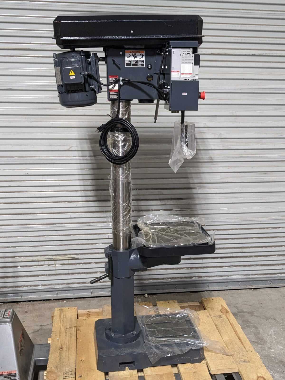 Dake Floor Drill Press 18" Swing 3MT 68 - 1380 RPM 1.5 HP 110v 977701V Dama