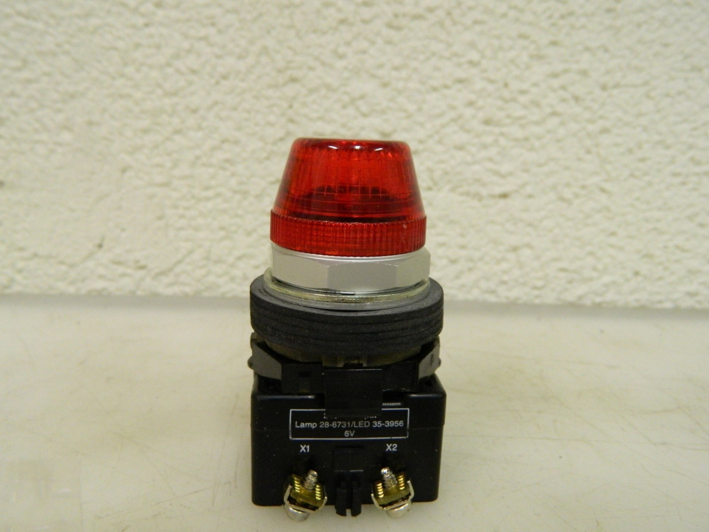 Eaton Cutler-Hammer 30-1/2mm Mount Hole Pushbutton Switch HT8HBRT2