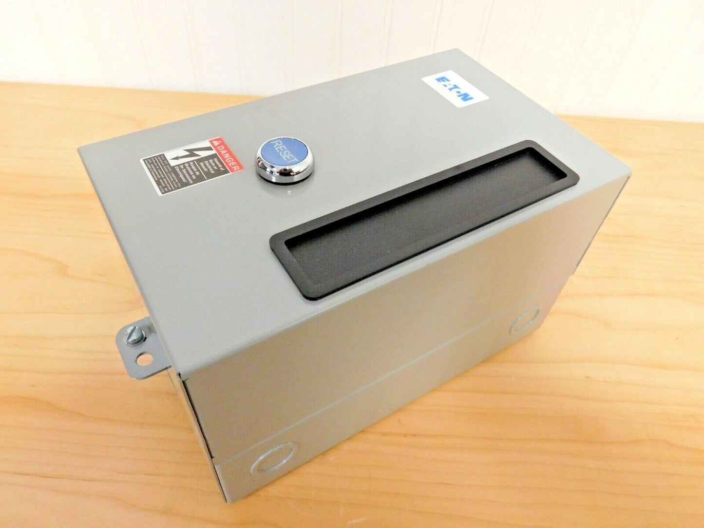 Eaton Non-Reversing Enclosed Enclosure NEMA Motor Starter 240VAC 9A ECN05A1BAA