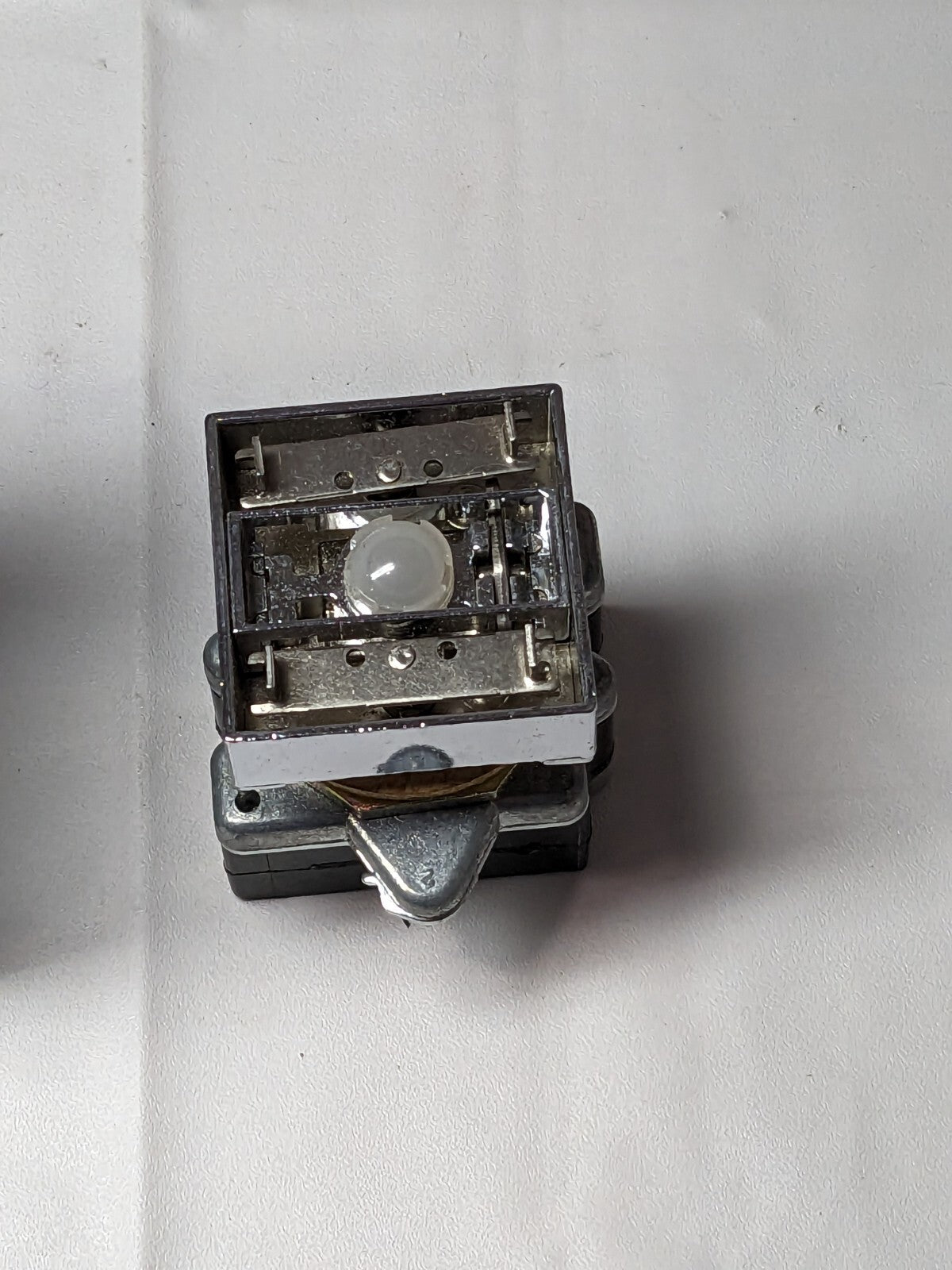 Cutler-Hammer Compact Pushbutton W/IND. Light 600V. 50/60Hz E30EL