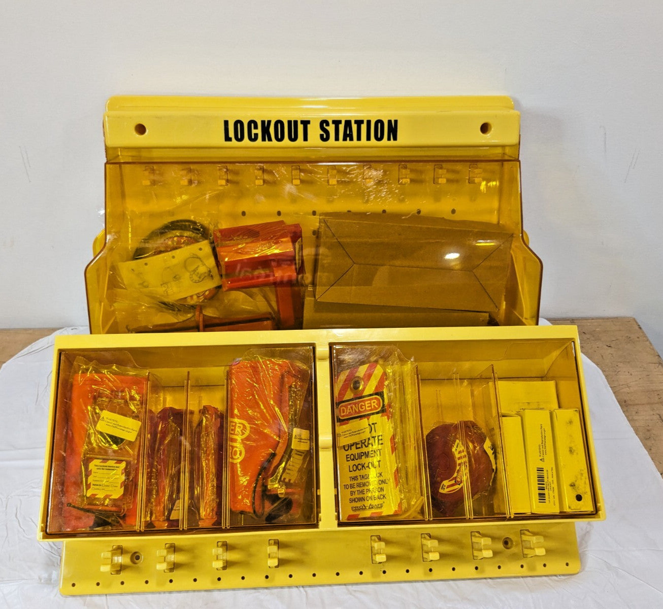 PRO-SAFE Electrical & Valve Lockout Station Polycarbonate BD-B1100 BROKEN CASE