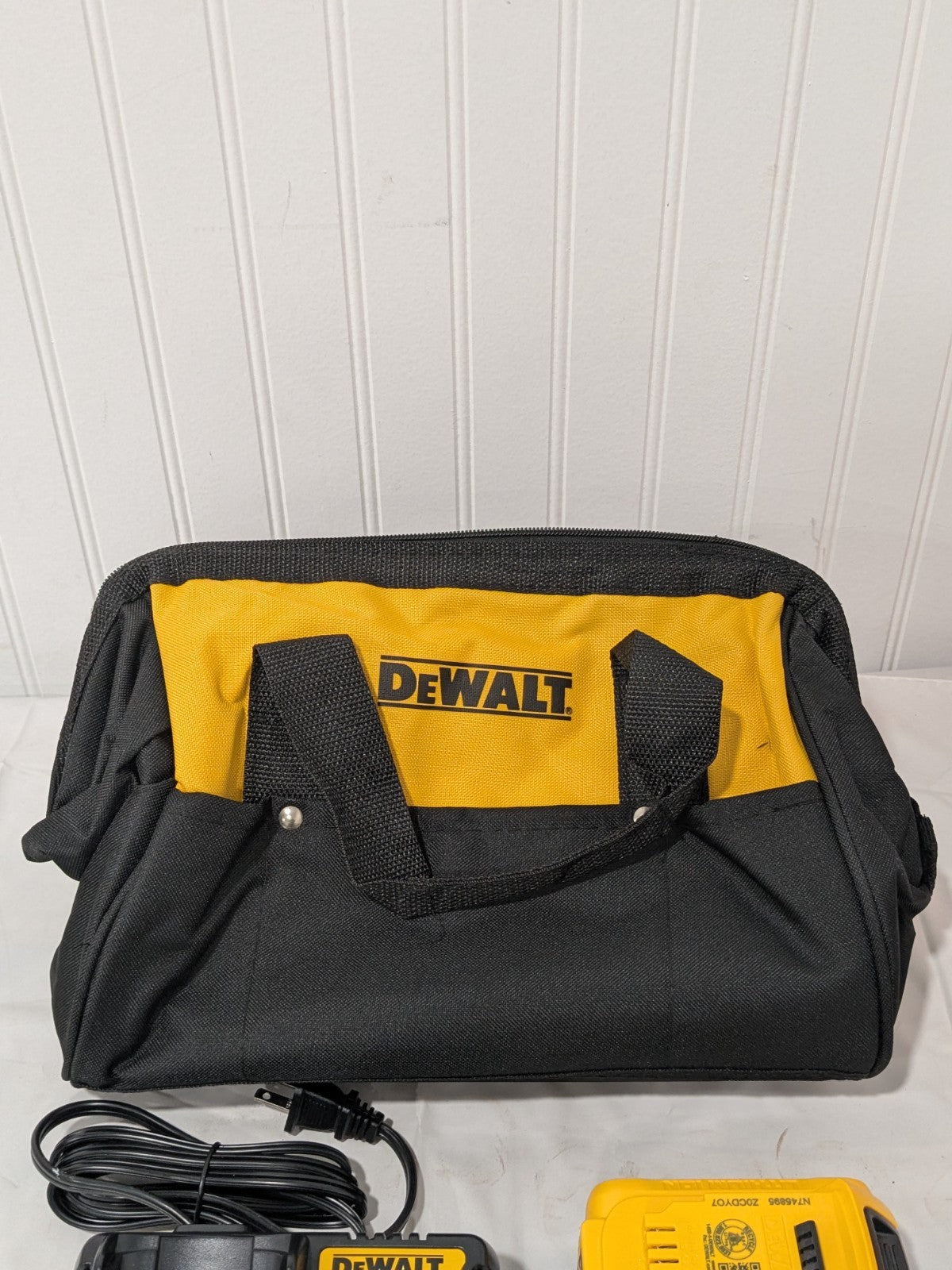 DeWALT 12V MAX/20V MAX 4 Amp Charger & 20V MAX 5Ah Battery W/ Tool Bag