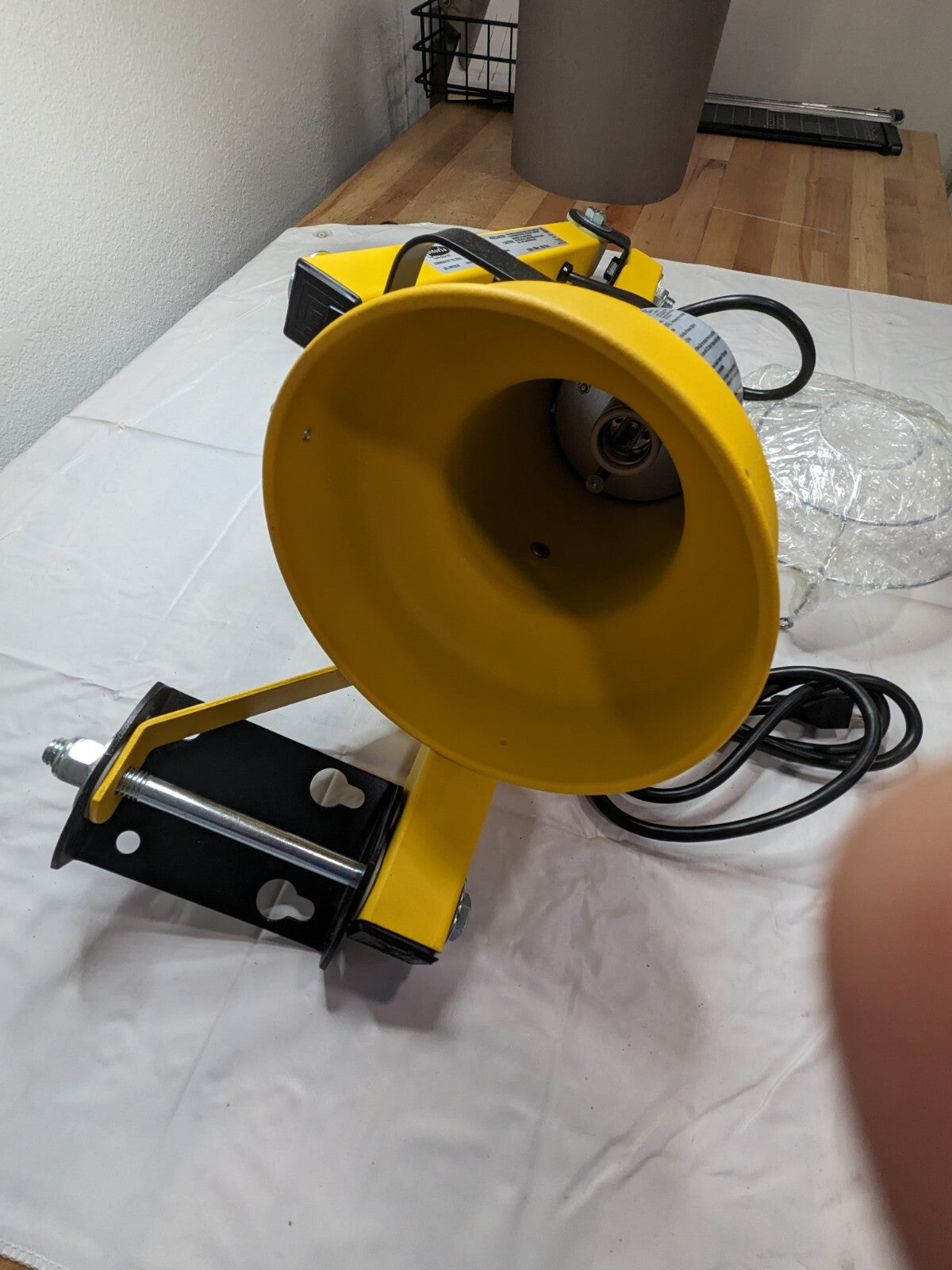 FOSTORIA Task Light: Incandescent, 40 Reach, Pivot Arm, Bracket DKL-40VA-A