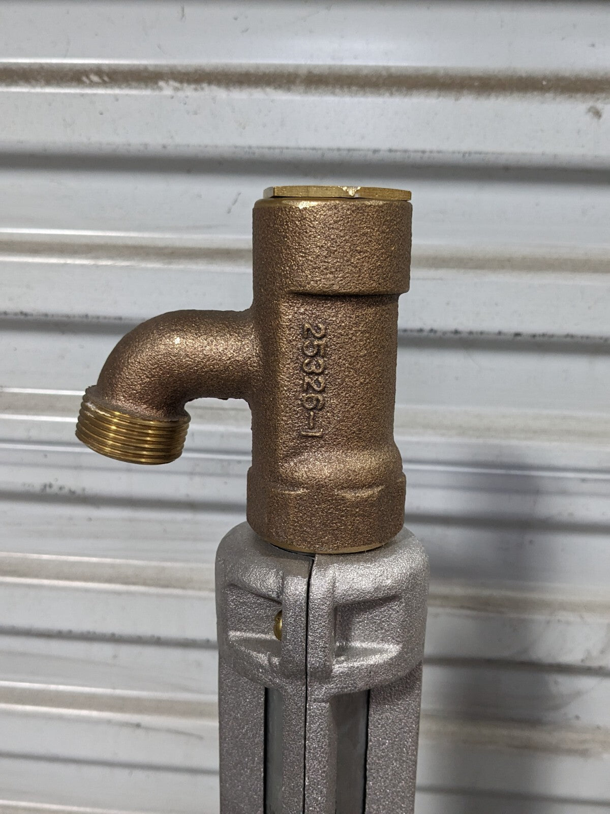 Zurn Exposed Head Non-Freeze Post Hydrant 3 Ft. Bury 1 In. Connection Z1385-1X3