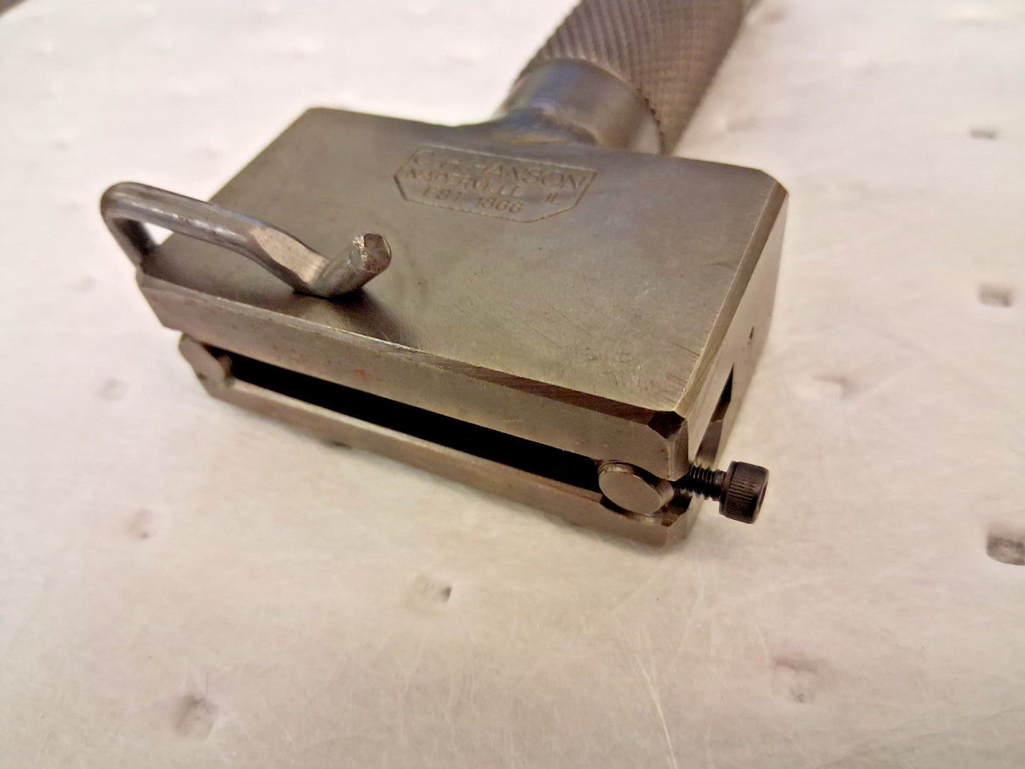 C.H. Hanson 1/8" Character Hand Model Type Holder 27624