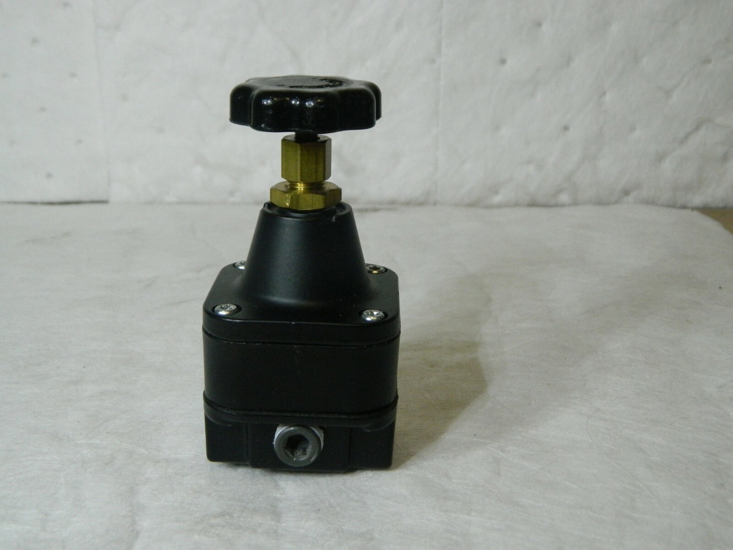 Norgren 1/4 NPT 3 - 150 psi Precision Constant Bleed Zinc Regulator 11-018-110