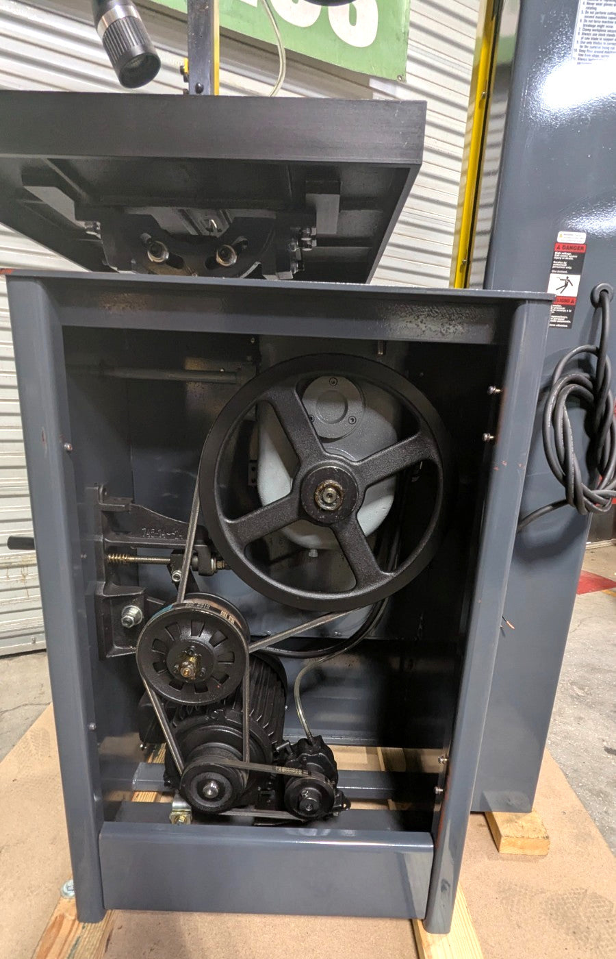 DAKE V-16 Vertical Bandsaw - 220/440V 3PH  2HP 987030  *Shipping Damage*